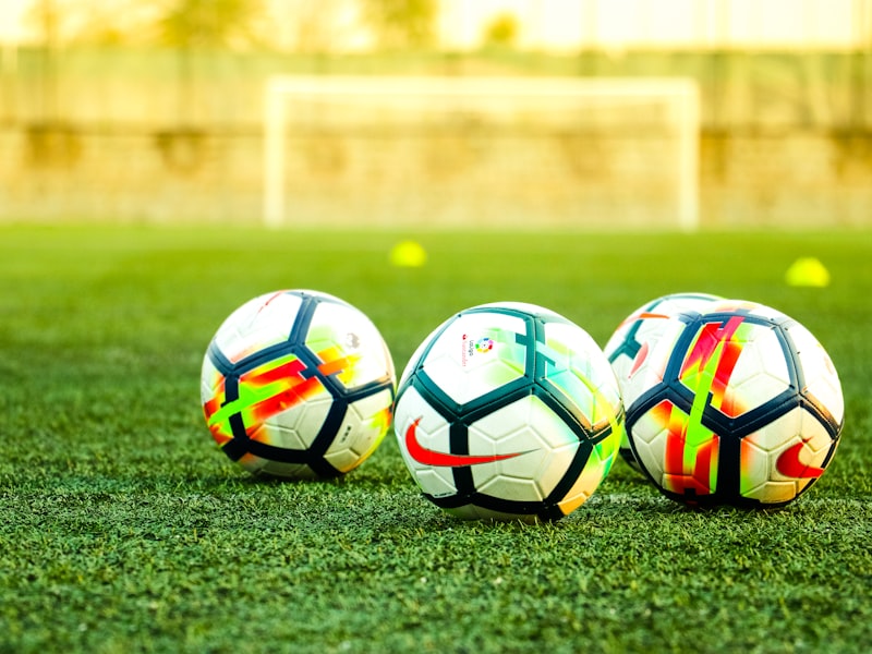 体育场全景，绿茵场与看台上热情的球迷